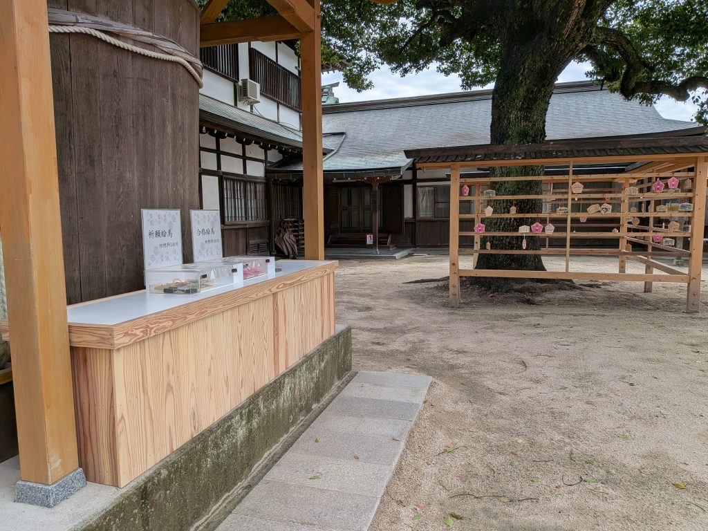絵馬掛けが新しくなりました
